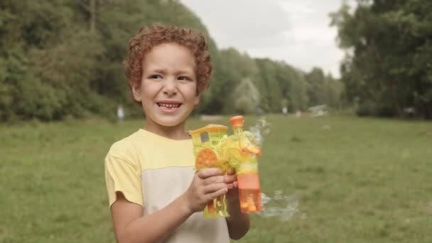 Medium Lang Van Krullend Gemengde Race Mannelijke Kwaliteit Scholier Glimlachen — Stockvideo