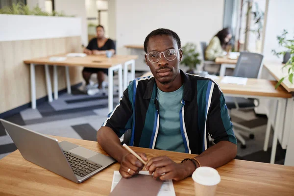 Uomo d'affari afro-americano serio — Foto Stock