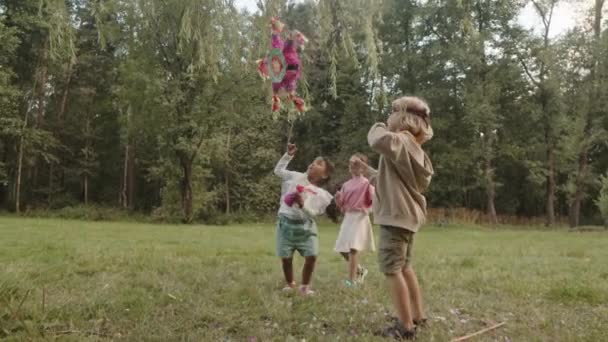 Ampla Foto Três Alunos Diversas Séries Batendo Com Mãos Pinata — Vídeo de Stock