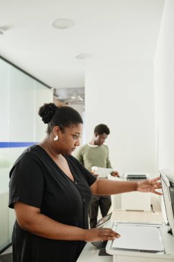 Ofis Yöneticisi Belge Kopyaları Yapıyor