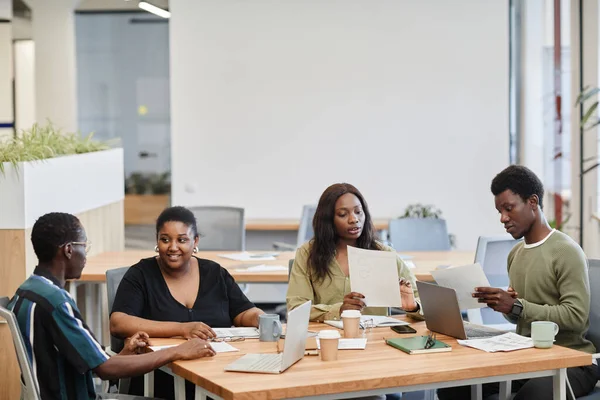 Equipe de negócios na mesa do escritório grande — Fotografia de Stock