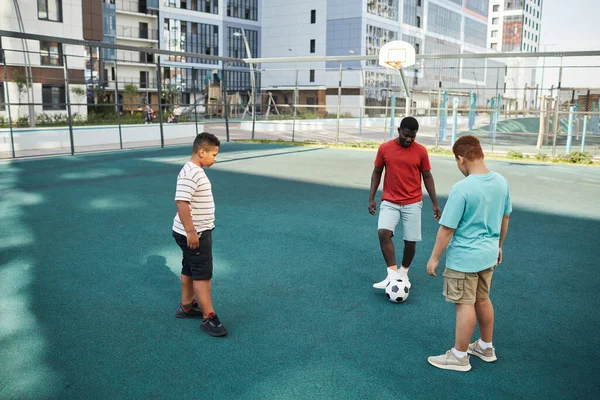 연로 한 형제와 함께 축구를 하다 — 스톡 사진