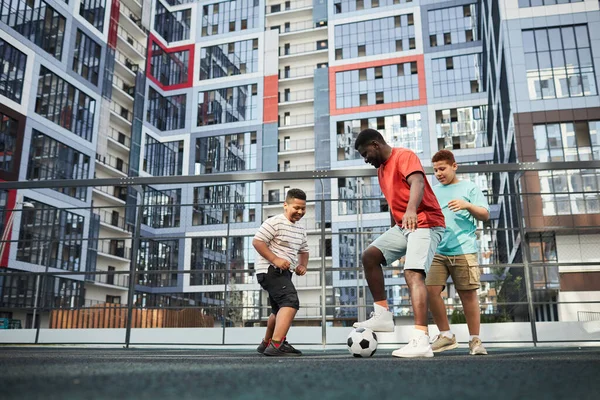 남자 아이들 과 축구를 하는 모습 — 스톡 사진