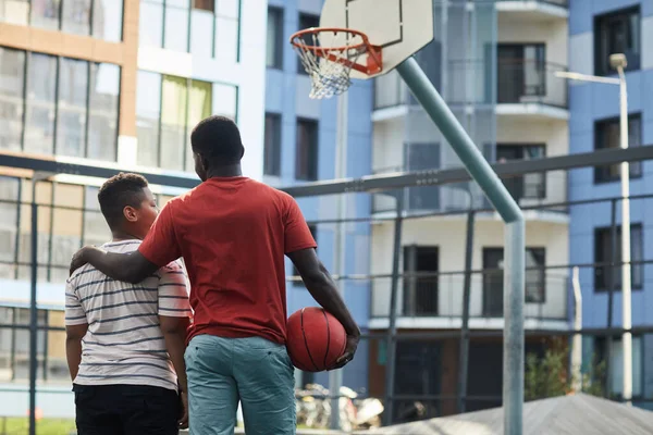 Padre con hijo en tierra de baloncesto — Foto de Stock