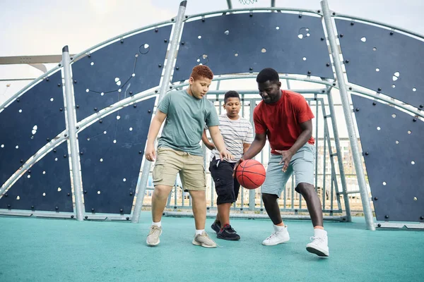 Enseñando a los Hijos a Jugar Baloncesto — Foto de Stock