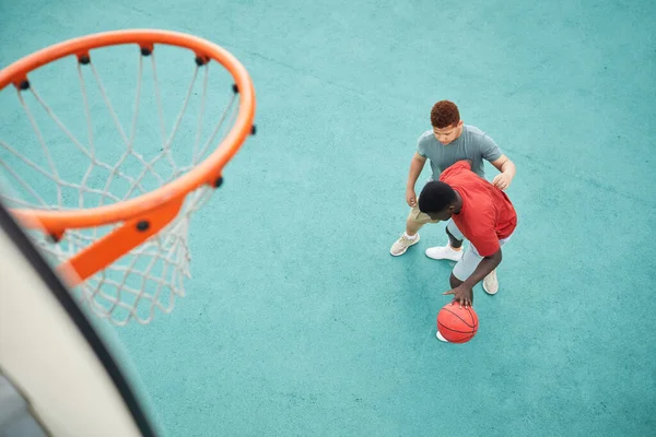 Boj o basketbal pod obručí — Stock fotografie