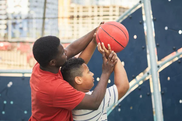 Enseñando a Su Hijo a Lanzar Baloncesto — Foto de Stock