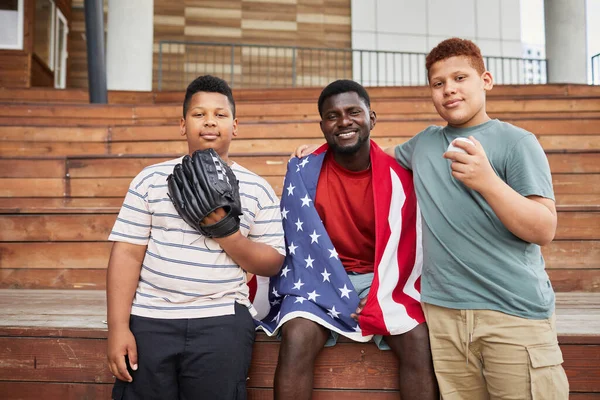 Treinador de Junior Baseball Team — Fotografia de Stock