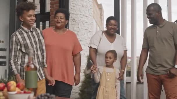 Seguimiento Medio Largo Los Miembros Familia Africana Diferentes Generaciones Sonriendo — Vídeo de stock