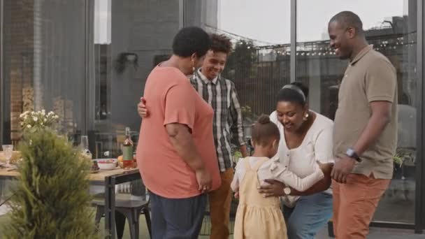 Encerrados Feliz Familia Afroamericana Diferentes Generaciones Saludándose Abrazándose Terraza — Vídeos de Stock