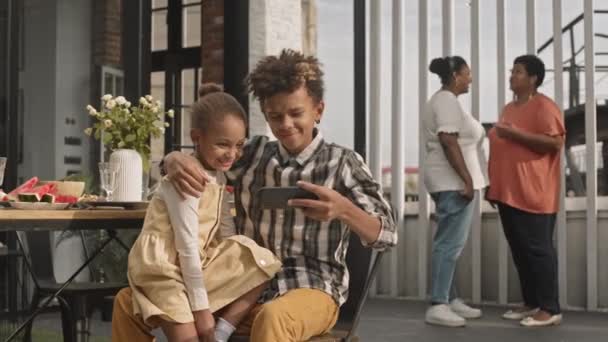 Mediano Largo Adolescente Africano Niño Sentado Silla Con Adorable Hermana — Vídeo de stock
