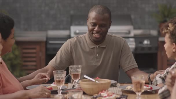 Cintura Jovem Negro Sentado Mesa Conversando Seguida Mãos Dadas Com — Vídeo de Stock