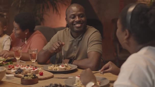 Pecho Joven Hombre Negro Riendo Mientras Escucha Mujer Irreconocible Sentado — Vídeo de stock