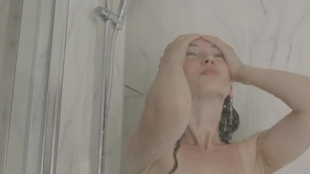 Podręczne Średnie Zbliżenie Atrakcyjnej Młodej Białej Kobiety Porannym Prysznicu Marmurowej — Wideo stockowe