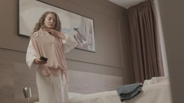 Low Angle Shot Van Mooie Jonge Blanke Vrouw Witte Badjas — Stockvideo