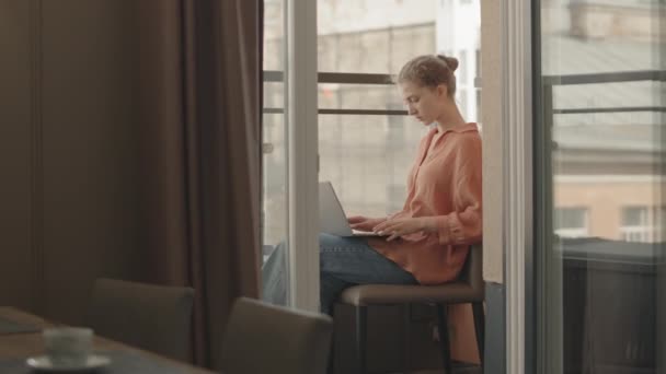 Laptop Çalışırken Görüşmesi Yaparken Modern Apartmanının Balkonunda Otururken Çekilmiş Beyaz — Stok video