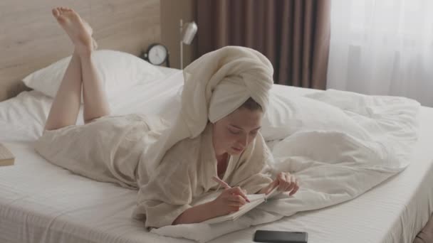 Steekfoto Van Jonge Mooie Blanke Vrouw Die Badjas Handdoek Haar — Stockvideo