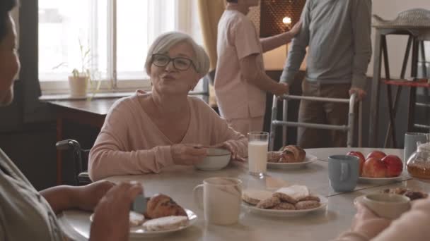 Slowmo Medium Shot Old Lady Eyeglasses Talking Other Seniors Breakfast — Stock Video