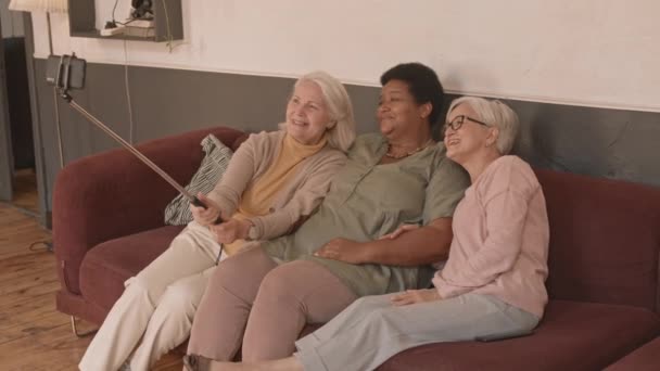 Lento Disparo Tres Alegres Multi Étnicas Mujeres Mayores Sentadas Sofá — Vídeo de stock