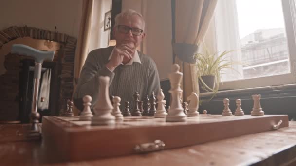 Slowmo Pov Πυροβολισμό Στοχαστικός Ανώτερος Άνθρωπος Παίζει Σκάκι Επί Του — Αρχείο Βίντεο
