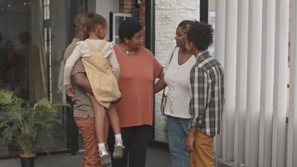 Medio Tiempo Feliz Abuela Africana Abrazando Sus Hijos Nietos Miembros — Vídeo de stock