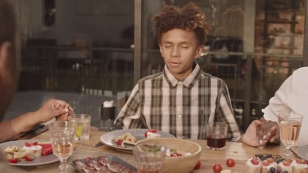 Bröstkorg Tonårig Afroamerikansk Pojke Sitter Vid Bordet Håller Hand Tillsammans — Stockvideo