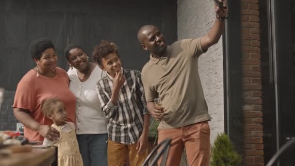 Médio Longo Jovem Africano Usando Smartphone Para Tirar Selfies Com — Vídeo de Stock
