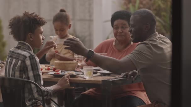 Vue Moyenne Longue Intérieur Maison Joyeuse Famille Noire Assise Table — Video