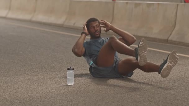 在城外的城市桥上进行运动服训练 做侧卧撑的黑人运动员的慢镜头 — 图库视频影像