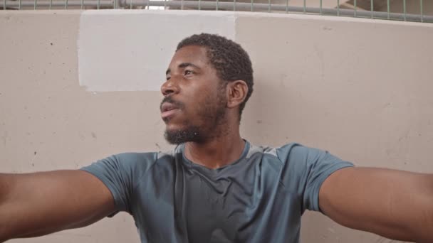 Powolny Strzał Pov Wyczerpanego Afro Amerykańskiego Sportowca Brodą Orzeźwiającą Treningu — Wideo stockowe