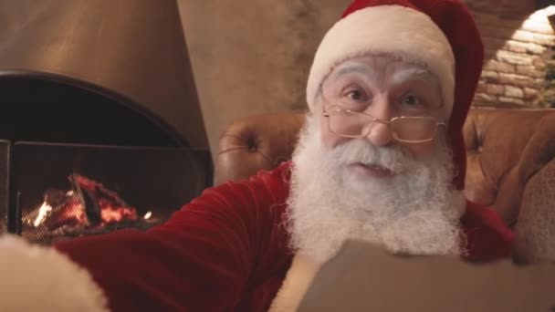 Håndholdt Close Sjove Santa Claus Læsning Viser Brev Fra Barn – Stock-video