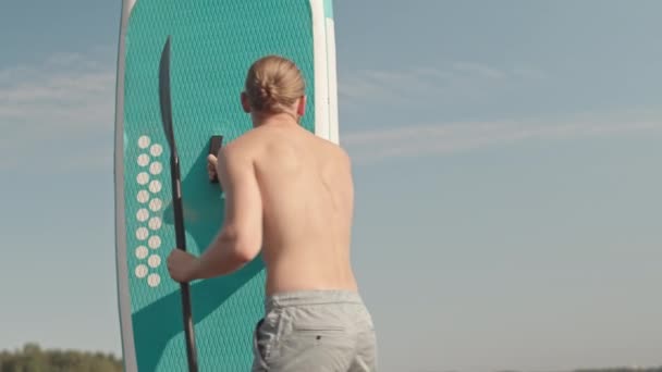 Nízkoúhlý Střední Pomalý Portrét Tetovaného Sup Surfaře Pádlem Podložkou Pózující — Stock video