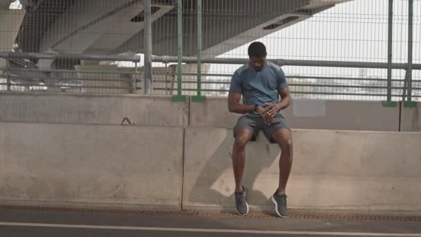 Foto Completa Hombre Afroamericano Activo Ropa Deportiva Corriendo Bajo Puente — Vídeo de stock