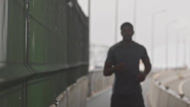 Öfkeli Afro-Amerikalı sporcunun duvarı öfkeyle yumruklamasının yavaş yavaş orta şiddette görüntüsü.