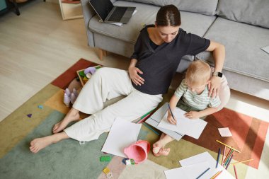Oğlunla evde vakit geçirmek.