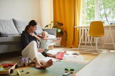 Duygusal Çocuk Annesine Hikaye Anlatıyor