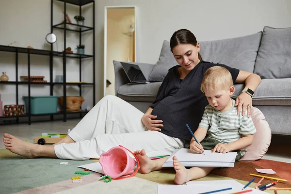 Embarazada madre dibujo con hijo —  Fotos de Stock