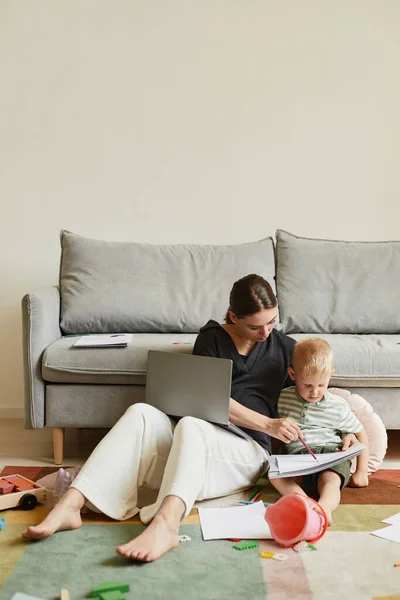 Multitasking mãe desenho com filho e trabalho — Fotografia de Stock