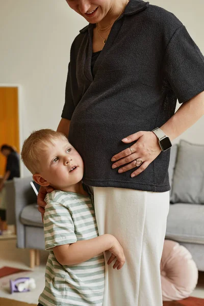 Syn mluví s dítětem v matkách břicho — Stock fotografie