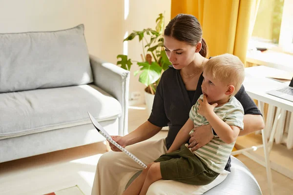 Leesboek aan zoon — Stockfoto