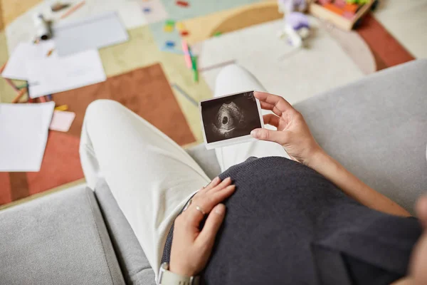 Těhotná žena při pohledu na ultrazvuk obrázek — Stock fotografie