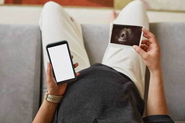 Odesílání fotografie ultrazvuku manželovi — Stock fotografie