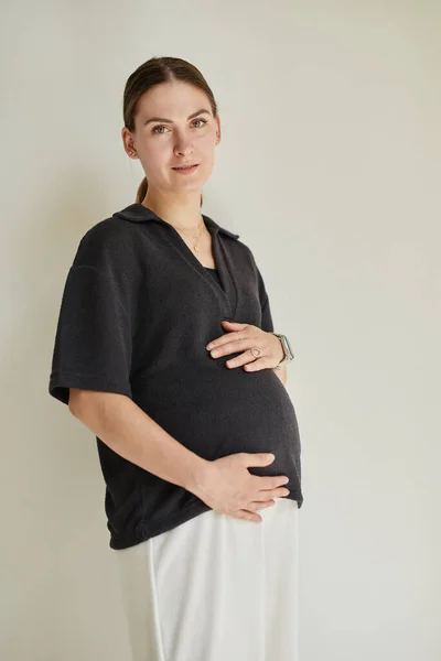 Portrét atraktivní těhotné ženy — Stock fotografie