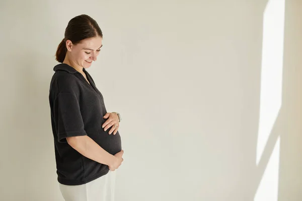 Mujer feliz en anticipación del bebé —  Fotos de Stock