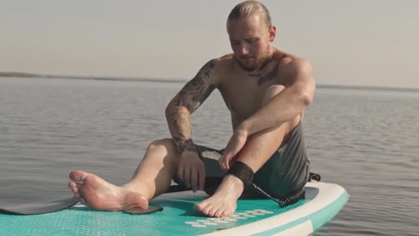 Stab Tiro Jovem Tatuado Homem Sentado Sup Paddle Board Lago — Vídeo de Stock