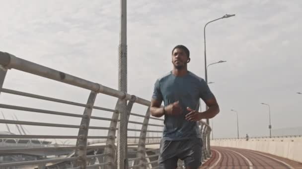 Slowmo Medium Shot Ung Atletisk Afroamerikansk Man Jogga Utomhus Ensam — Stockvideo