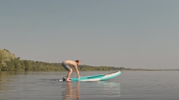 Slowmo Wide Shot Man Trying Stand Sup Paddle Board Losing — Stock Video