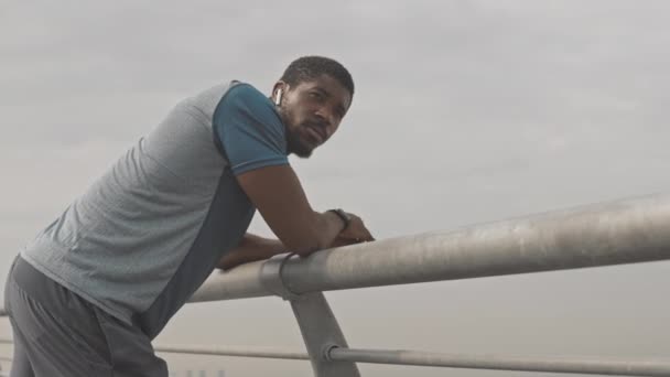 Tiroteo Lentitud Media Deportista Afroamericano Exhausto Apoyado Barandillas Que Descansan — Vídeos de Stock