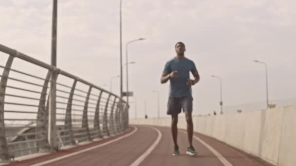 Lento Tiro Ajuste Joven Afroamericano Jogger Entrenamiento Aire Libre Mañana — Vídeo de stock