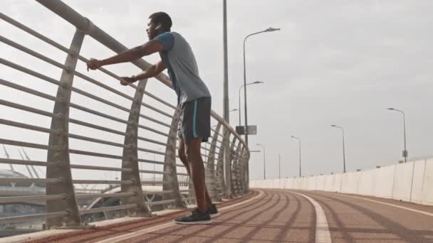 Полнометражный Снимок Здорового Афро Американского Спортсмена Делающего Упражнения Ногах Беговой — стоковое видео